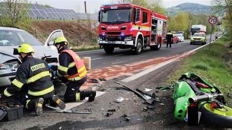 Ve Varnsdorfu se srazilo osobní auto s motorkářem. Pro zraněné。